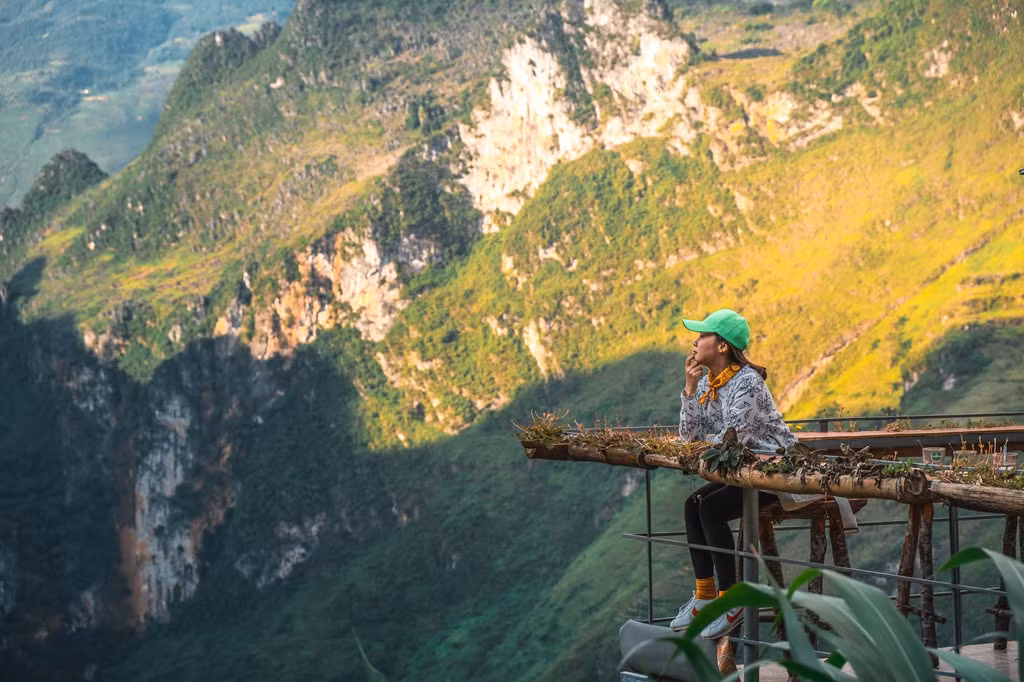 Không ít dân mạng, yêu du lịch thiên nhiên đã lên tiếng phản đối và kêu gọi mọi người tẩy chay công trình bê tông tên Mã Pì Lèng Panorama, nhằm bảo tồn cảnh sắc thiên nhiên của con đèo hùng vĩ tại Hà Giang.