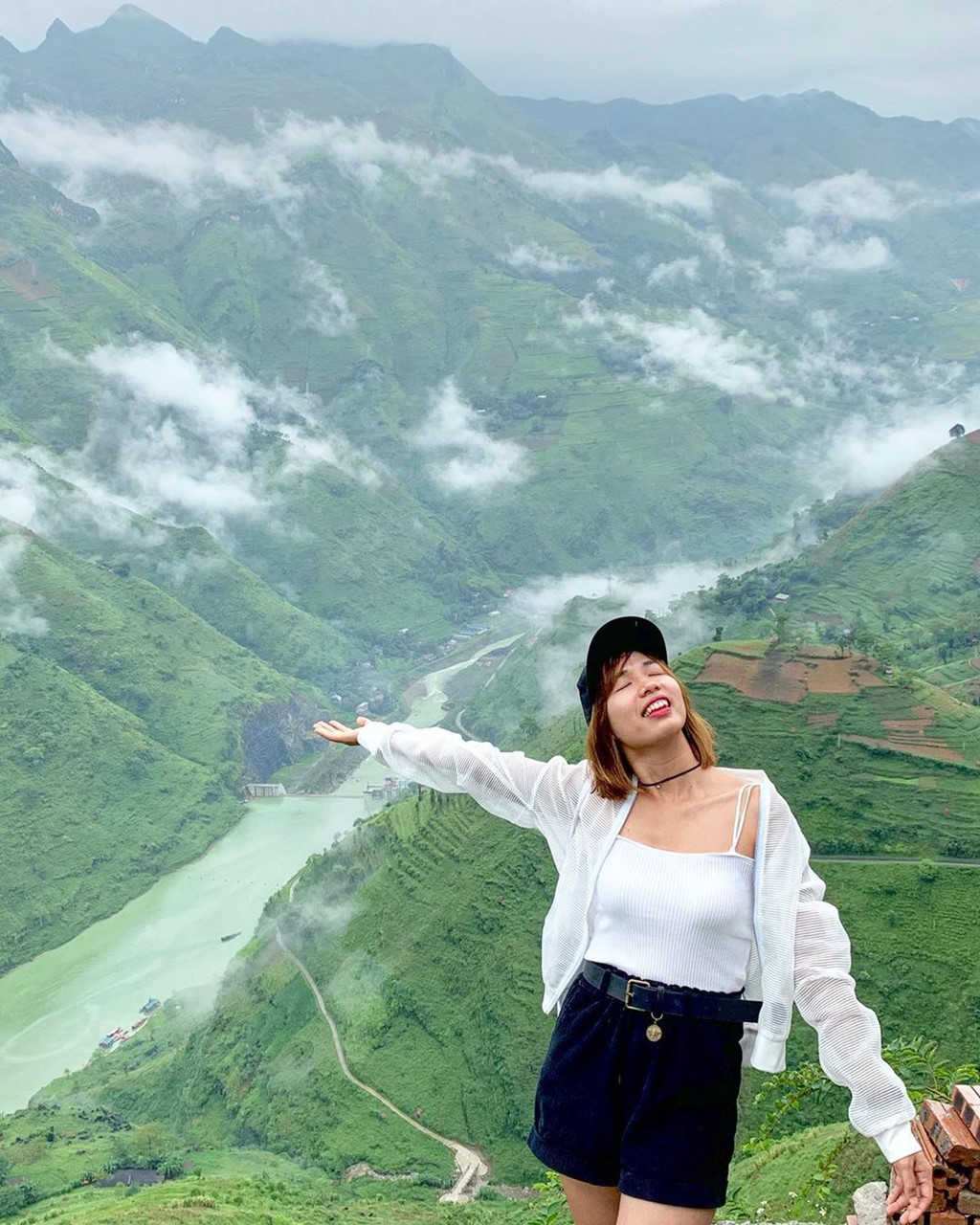 Mỏm đá cheo leo ở Mã Pì Lèng giữa vách núi là điểm check-in được nhiều bạn trẻ lựa chọn để lấy toàn cảnh núi rừng và dòng sông dưới vực thẳm tuyệt đẹp.