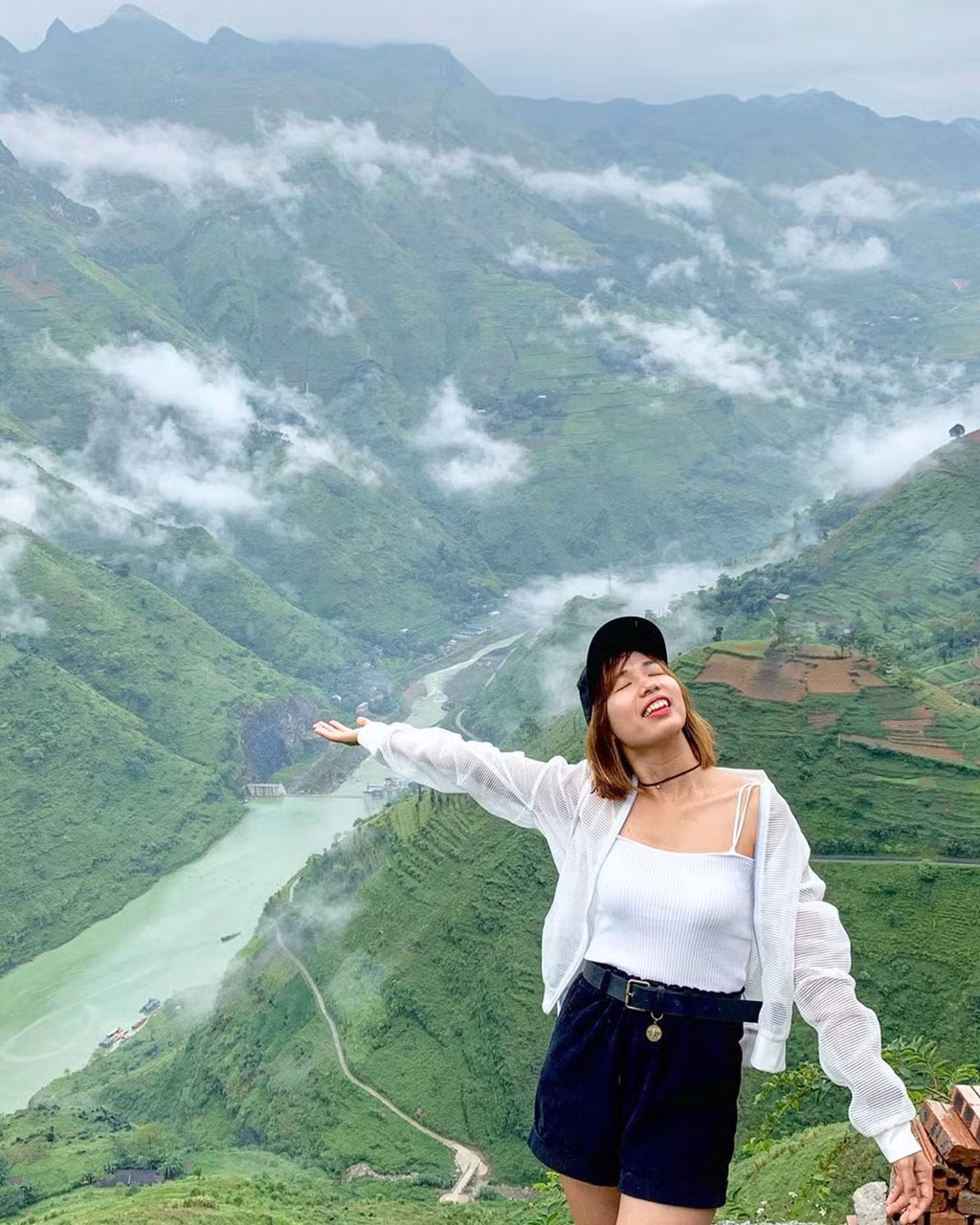 Mỏm đá cheo leo ở Mã Pì Lèng giữa vách núi là điểm check-in được nhiều bạn trẻ lựa chọn để lấy toàn cảnh núi rừng và dòng sông dưới vực thẳm tuyệt đẹp.