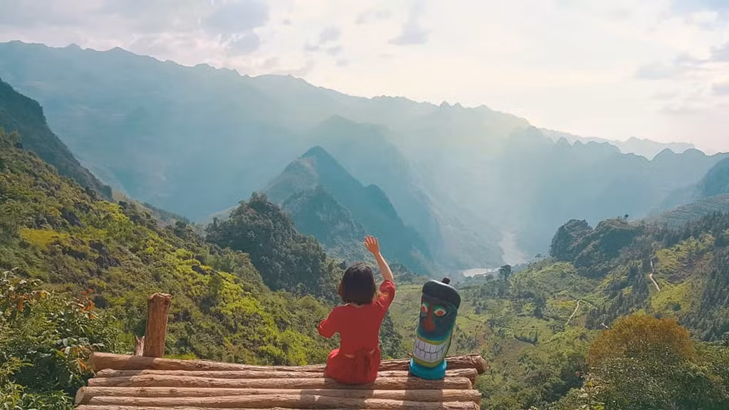 Mã Pì Lèng bao gồm 9 khúc quanh uốn lượn quanh co với vách đá cao dựng đứng và vực thẳm sâu hun hút ở 2 bên đường. Con đường này được xem là kỳ tích tạo nên từ bàn tay của hàng nghìn người dân Hà Giang.