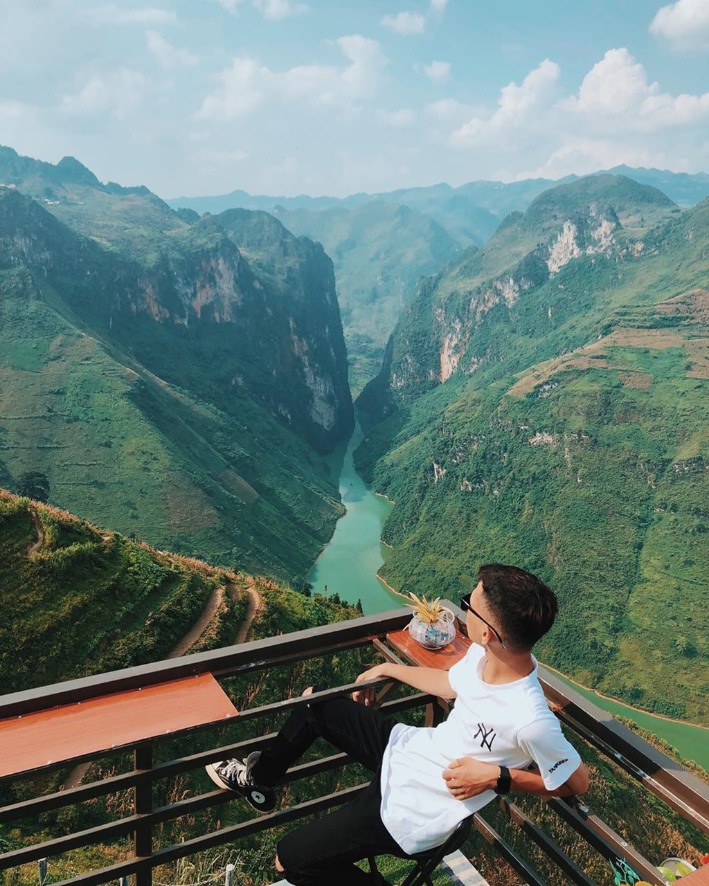Tuy nhiên, mới đây công trình bê tông 7 tầng tên Mã Pì Lèng Panorama đang đe dọa xóa vỡ cảnh sắc thiên nhiên kì thú tại con đèo hùng vĩ này.