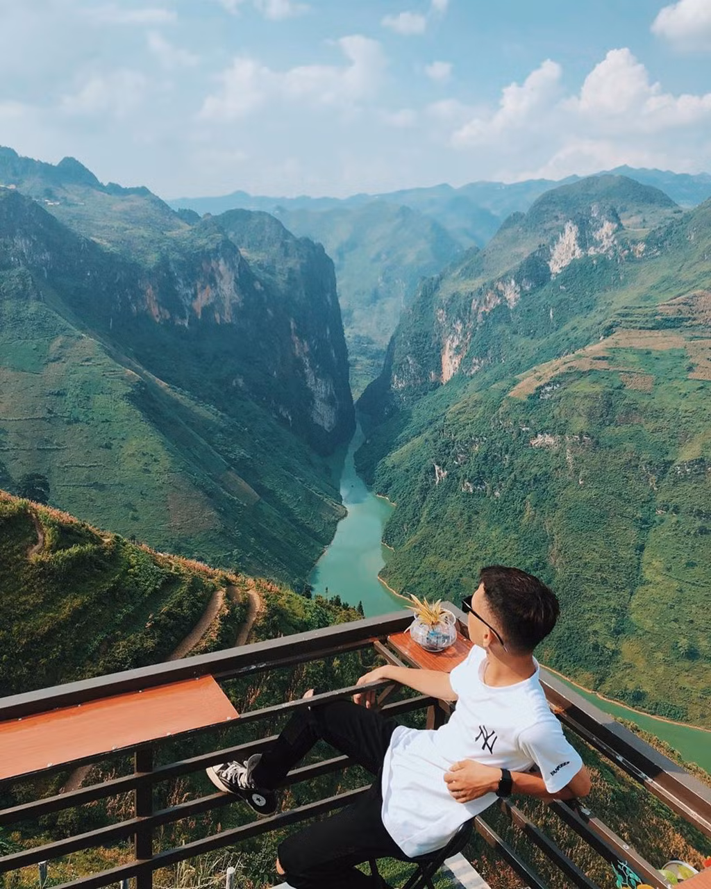 Tuy nhiên, mới đây công trình bê tông 7 tầng tên Mã Pì Lèng Panorama đang đe dọa xóa vỡ cảnh sắc thiên nhiên kì thú tại con đèo hùng vĩ này.