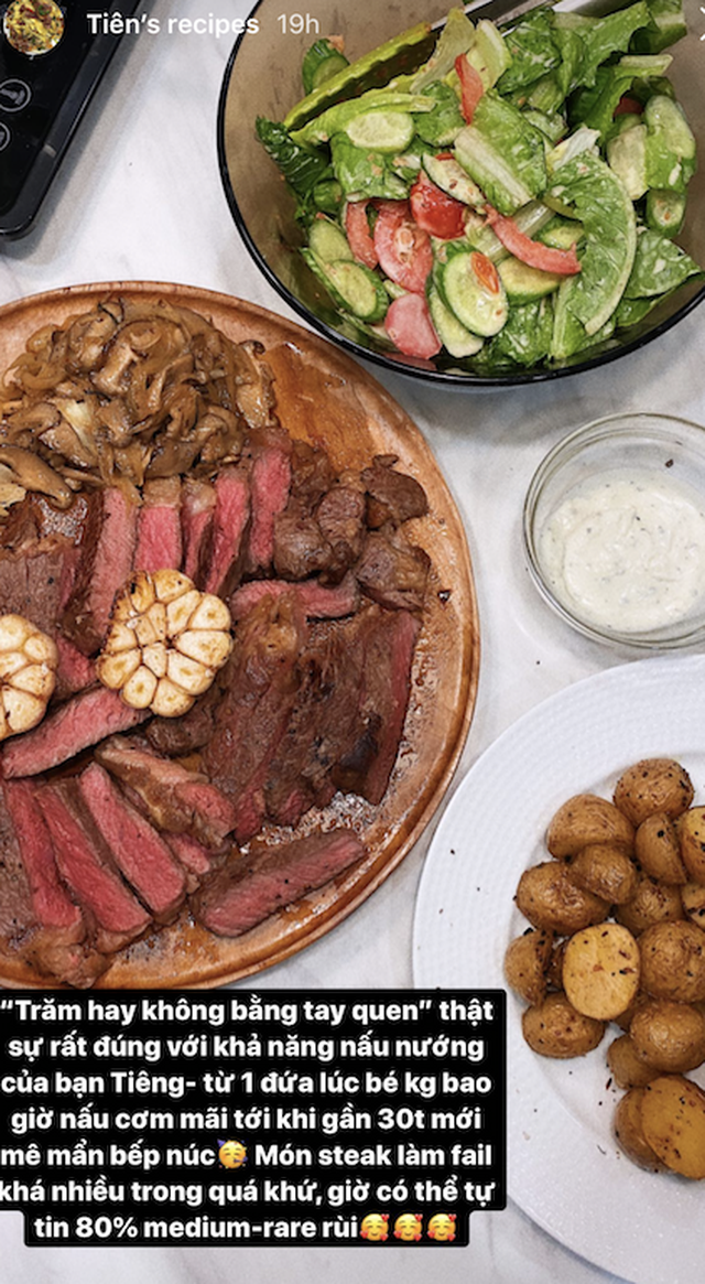 Cách ly toàn xã hội vì dịch COVID-19 có lẽ là khoảng thời gian hiếm hoi mà các nghệ sĩ được thảnh thơi, thoải mái làm những việc mình yêu thích tại nhà. Chẳng thế mà Tóc Tiên lại tự tin cho biết "trăm hay không bằng tay quen" khi thực hiện thành công món bít tết 80% medium-rare dù trước đó rất hiếm khi vào bếp.