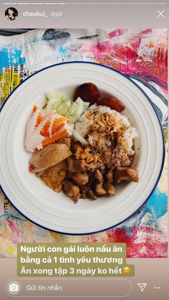 Sau khi kết thúc 14 ngày cách ly tập trung, Châu Bùi cực kỳ chăm chỉ nấu nướng ở nhà. Thế nhưng cô nàng cũng cho biết ăn đồ tự mình nấu rồi tập 3 ngày cũng chưa hồi lại dáng.