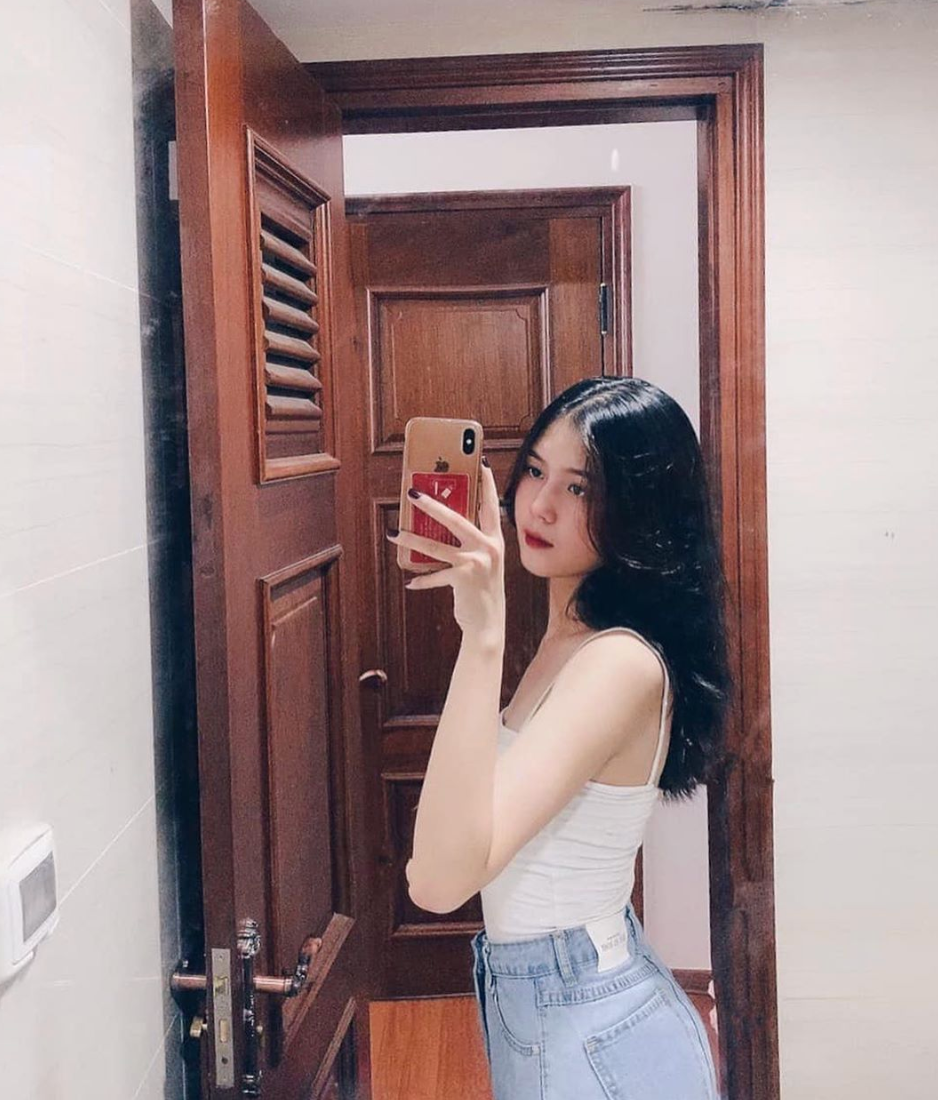 Cô nàng cũng là một trong những nàng WAGs được yêu mến khi không có những hành động được đánh giá là lợi dụng danh tiếng của bạn trai để nổi.