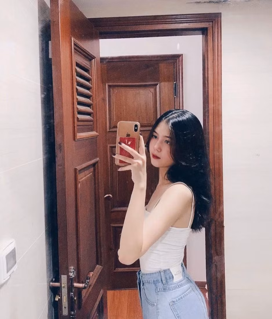 Cô nàng cũng là một trong những nàng WAGs được yêu mến khi không có những hành động được đánh giá là lợi dụng danh tiếng của bạn trai để nổi.