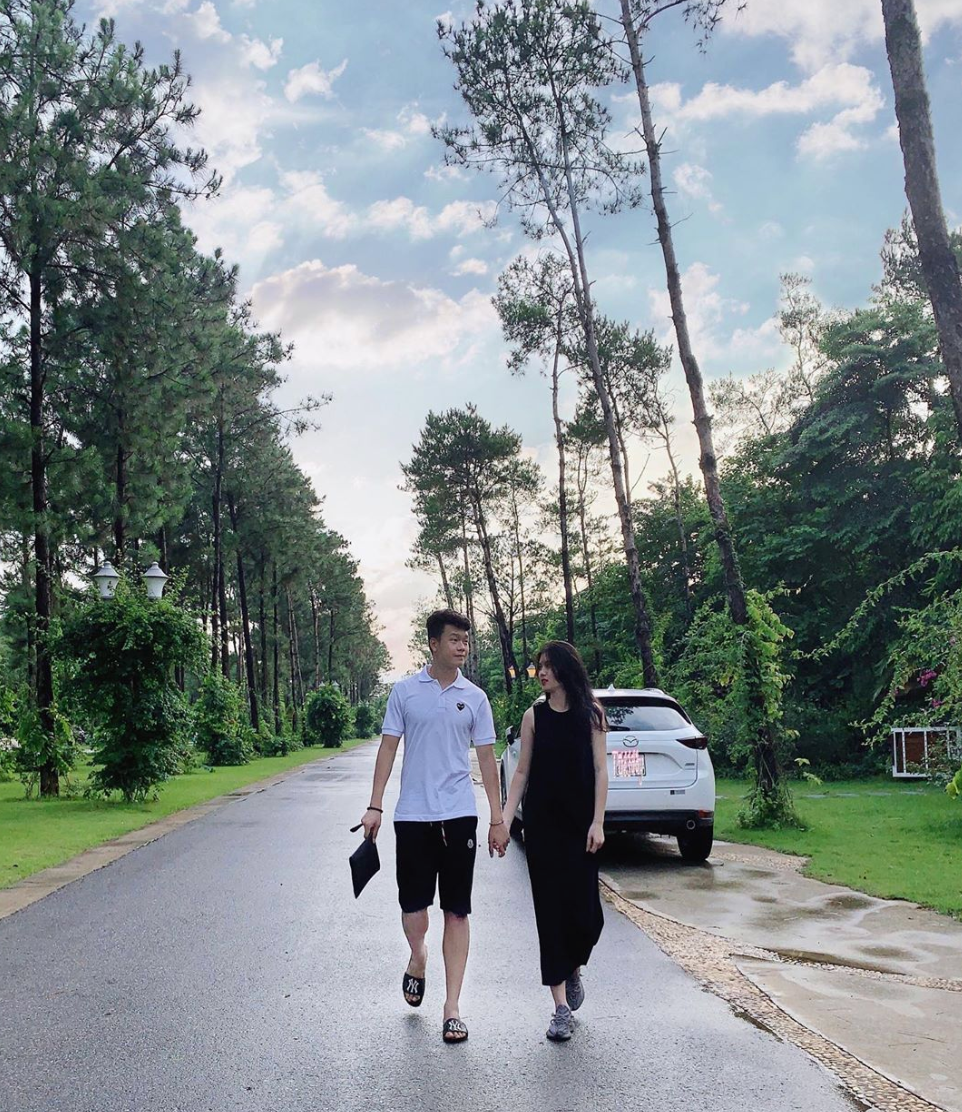 Không chỉ dừng lại ở đó, Thành Chung cũng từng đăng tải dòng trạng thái sến rện: "Những lúc mệt mỏi áp lực nhất vẫn chỉ có mình em là ở bên anh". Đáp lại người yêu, Tố Uyên bình luận: "Thương anh".