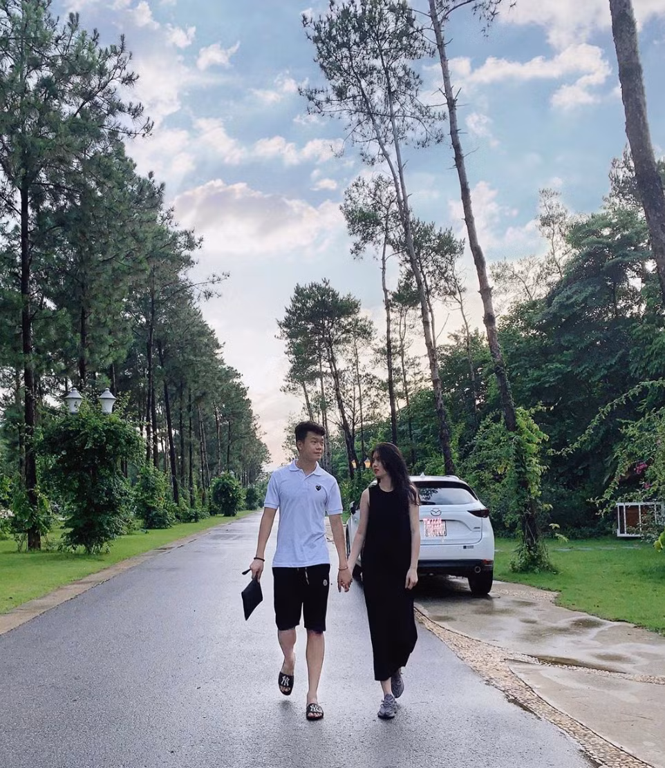 Không chỉ dừng lại ở đó, Thành Chung cũng từng đăng tải dòng trạng thái sến rện: "Những lúc mệt mỏi áp lực nhất vẫn chỉ có mình em là ở bên anh". Đáp lại người yêu, Tố Uyên bình luận: "Thương anh".