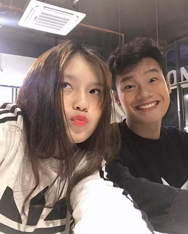 Chàng cầu thủ của đội tuyển U22 Việt Nam và bạn gái cũng có hoàn cảnh gặp gỡ vô cùng hài hước. Trái ngược với hình ảnh soái ca sơ mi trắng mà Tố Uyên tưởng tượng ra thì Thành Chung tới quán cà phê trong trang phục áo phông, quần đùi và đi dép lê.