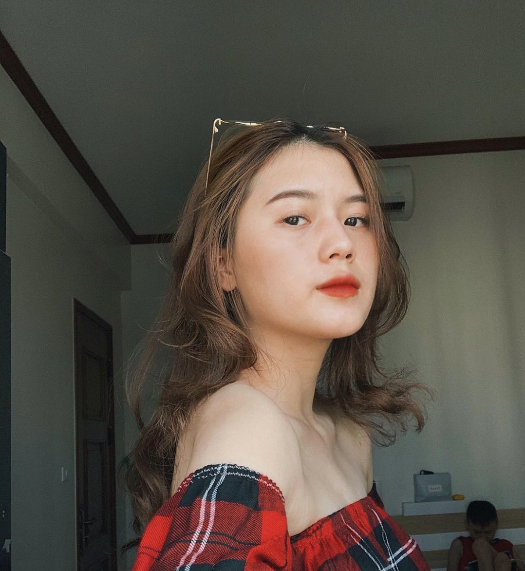 Bên cạnh đó, điểm cô nàng ấn tượng trong lần đầu gặp gỡ với Thành Chung là anh dùng từ "đĩa hoa mặt trời" thay cho "đĩa hạt hướng dương".