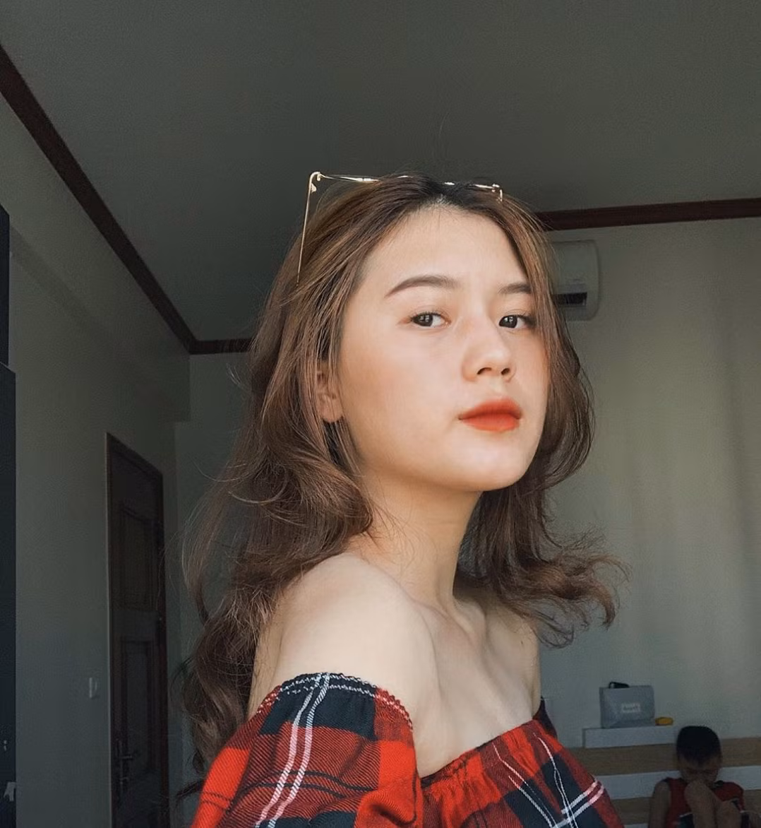 Bên cạnh đó, điểm cô nàng ấn tượng trong lần đầu gặp gỡ với Thành Chung là anh dùng từ "đĩa hoa mặt trời" thay cho "đĩa hạt hướng dương".