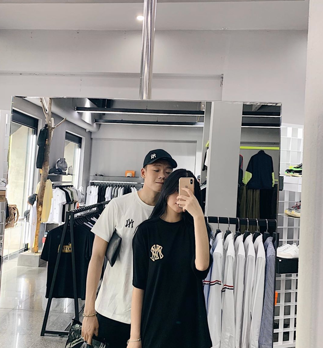 Đối với bạn gái, cầu thủ U22 Việt Nam luôn ngọt ngào, nâng niu. Năm 2017, Thành Chung từng đăng tải hình ảnh người yêu lên mạng xã hội kèm dòng trạng thái "có cánh": "Bên anh thôi đừng đi đâu".