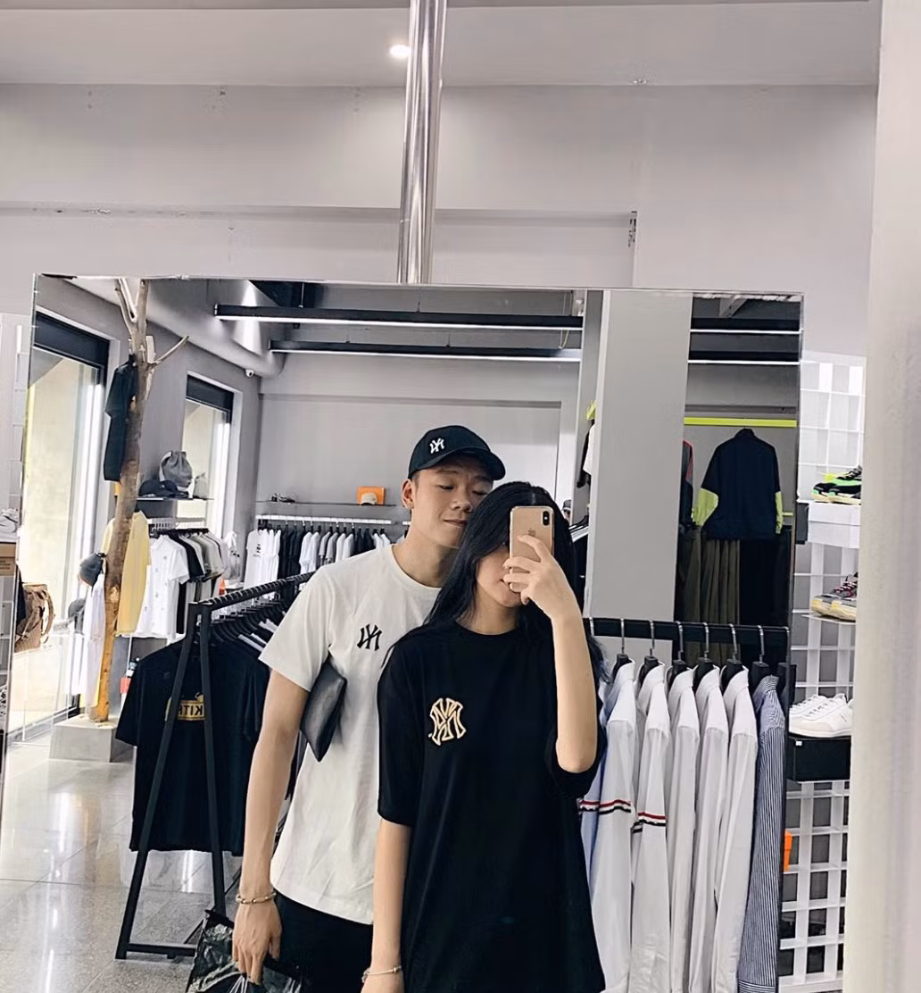 Đối với bạn gái, cầu thủ U22 Việt Nam luôn ngọt ngào, nâng niu. Năm 2017, Thành Chung từng đăng tải hình ảnh người yêu lên mạng xã hội kèm dòng trạng thái "có cánh": "Bên anh thôi đừng đi đâu".