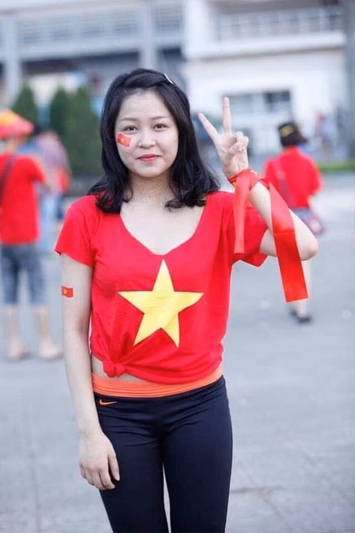 Rõ ràng so với bây giờ, Trâm Anh không chỉ có phong cách ăn mặc thời trang hơn, mà nhan sắc cũng được thăng hạng rất nhiều.