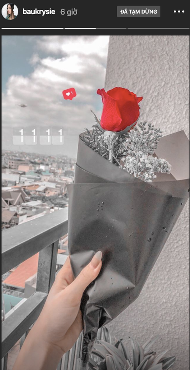 Gái xinh đình đám số 1 Sài Thành khoe được tặng một bông hoa hồng đỏ thắm nhân dịp Valentine.