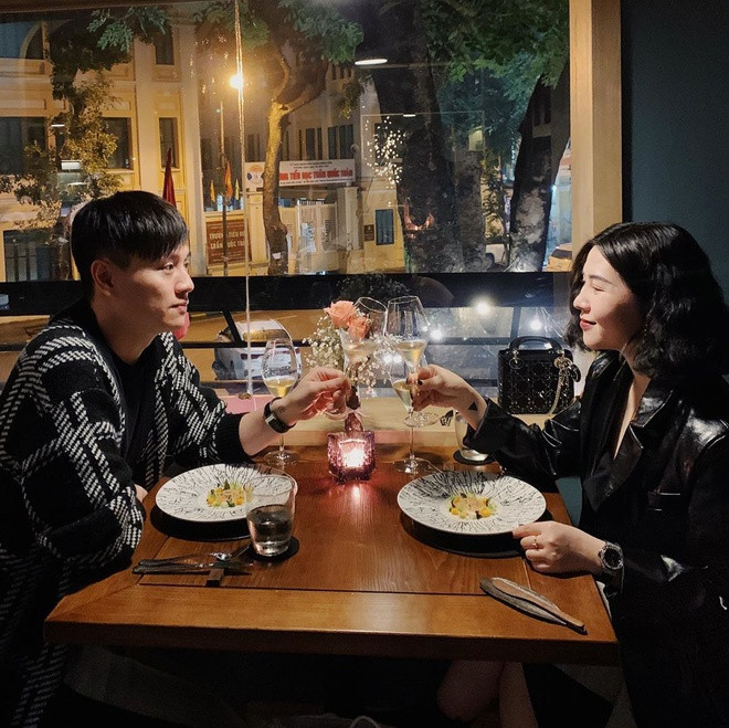 Kiên Hoàng và hot girl Hà Thành Heo Mi Nhon có một bữa tối lãng mạn vào ngày 13/2. "Valentine thứ 6. Vẫn bùng cháy phừng phừng" - Kiên Hoàng chia sẻ trên trang cá nhân.