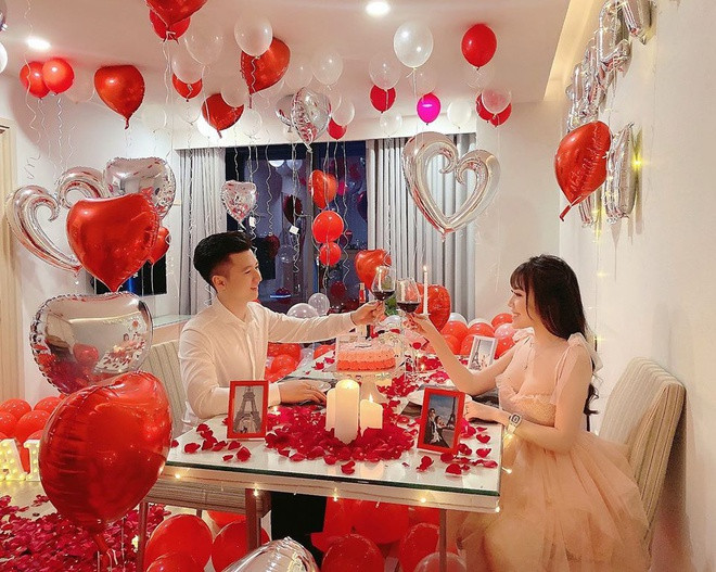 Valentine đầu tiên của Âu Hà My sau khi kết hôn được chồng cô chuẩn bị kỹ lưỡng với bóng bay, hoa và nến cùng một bữa tối tại gia cực kỳ lãng mạn. "Valentine nào cũng có bất ngờ. Lãng mạn quá cảm ơn anh xã nhiều" - Nữ giảng viên xinh đẹp hạnh phúc cho biết.