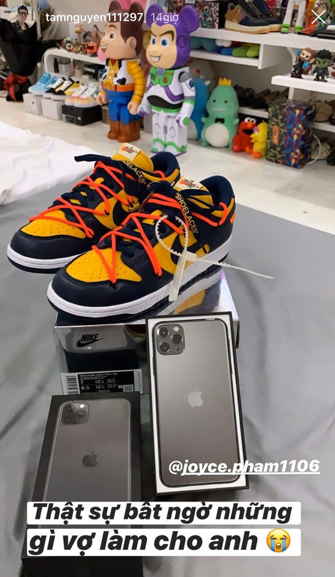 Gia đình giàu có nên vợ chồng Joyce Phạm và Tâm Nguyễn dành tặng nhau những món quà vô cùng giá trị. Con gái Minh Nhựa tặng chồng một chiếc iphone Pro Max cùng đôi giày đến từ thương hiệu Nike.