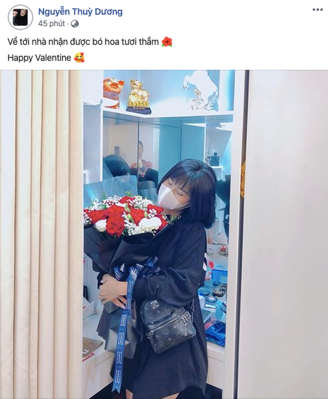 Thuỳ Dương, bạn gái cầu thủ Huy Hùng cũng khoe được bạn trai tặng một bó hồng đỏ thắm nhân ngày Valentine.