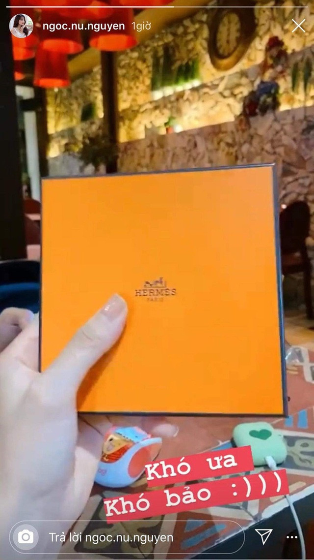 Sau khi chia tay Phan Văn Đức, Ngọc Nữ từng hé lộ hình ảnh người yêu giàu có. Valentine năm nay cô được tặng món quà đến từ thương hiệu sang chảnh Hermes.