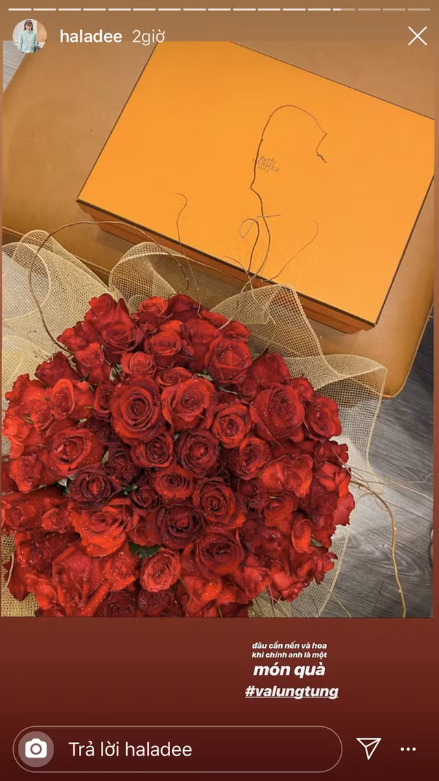 Hot girl Hà Lade cũng được tặng một hộp quà lớn từ thương hiệu Hermes và bó hoa hồng size đại cực đẹp. Cô nàng ngọt ngào viết: "Đâu cần nến và hoa khi chính anh là một món quà".