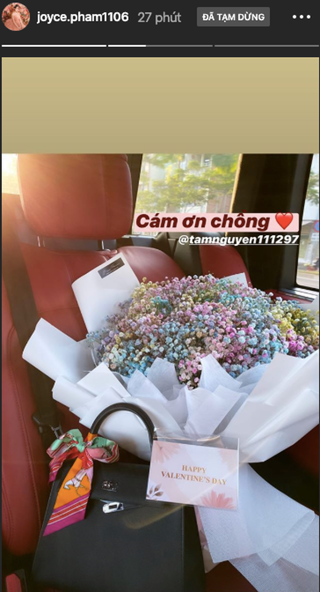 Trong khi đó, món quà mà Joyce Phạm được chồng tặng lại là nước hoa và một bó hoa "siêu to khổng lồ".