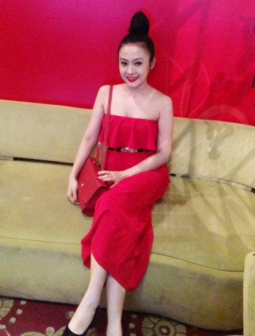 Năm 2013, cô nàng bí mật lên xe hoa với đại gia. Sau khi sinh con gái đầu lòng, nhan sắc Huyền baby trở nên mặn mà hơn bội phần. Nhiều người nhận xét, khuôn mặt của cựu hot girl trông khác hơn nhiều so với ngày trước.