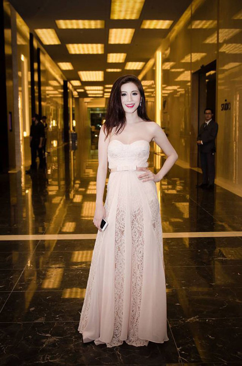 Trải qua 2 lần sinh nở, song Ngọc Anh vẫn duy trì được vóc dáng đẹp mắt, săn chắc.