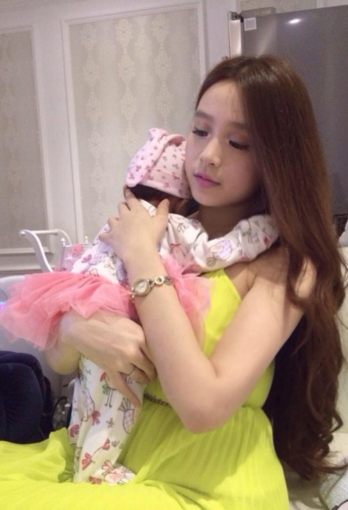 Huyền Baby (SN 1989), tên thật là Đặng Ngọc Huyền. Ngắm vẻ đẹp cuốn hút của hot girl Huyền baby, chẳng ai ngờ rằng cô gái Hà thành này thuộc thế hệ 8X và đã có một con.