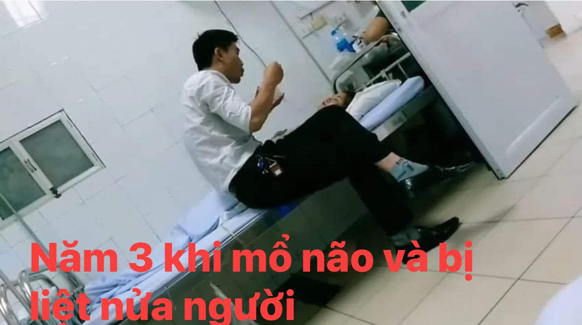 Sau khi sinh con 1 năm, người vợ bị u não, phẫu thuật không thành công, bị liệt nửa người trên bàn mổ và mất đi trí nhớ 1 tháng. Trong thời gian bị liệt người chồng ban ngày thì đi làm, hết giờ vào viện chăm vợ, cho tôi ăn uống, cõng vợ đi dạo.