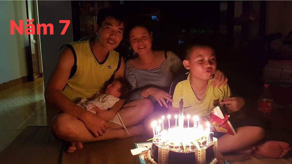 "Luôn thoải mái bày tỏ tình yêu thương và sự ngưỡng mộ nhau, khích lệ cùng nhau cố gắng, việc nhà thì ai có thời gian người đó làm, làm việc cũng cùng nhau bàn bạc, thảo luận." - chị vợ bày tỏ.