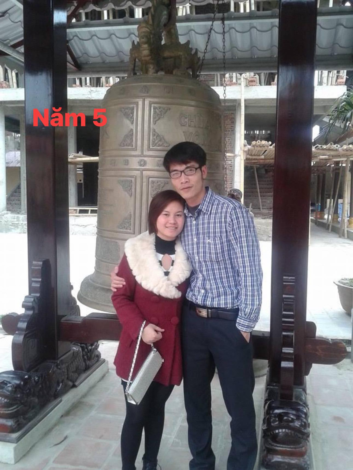 Để có đủ kinh phí chăm sóc cho vợ ốm đau, chồng từ 1 người giảng viên dạy kế toán chuyển qua làm kế toán nhân viên văn phòng,dần dần được bổ nhiệm lên phó phòng, trưởng phòng, trợ lý tổng giám đốc. Đến 2019 anh chồng được bổ nhiệm lên vị trí phó giám đốc điều hành của một công ty trách nhiệm hữu hạn thương mại.