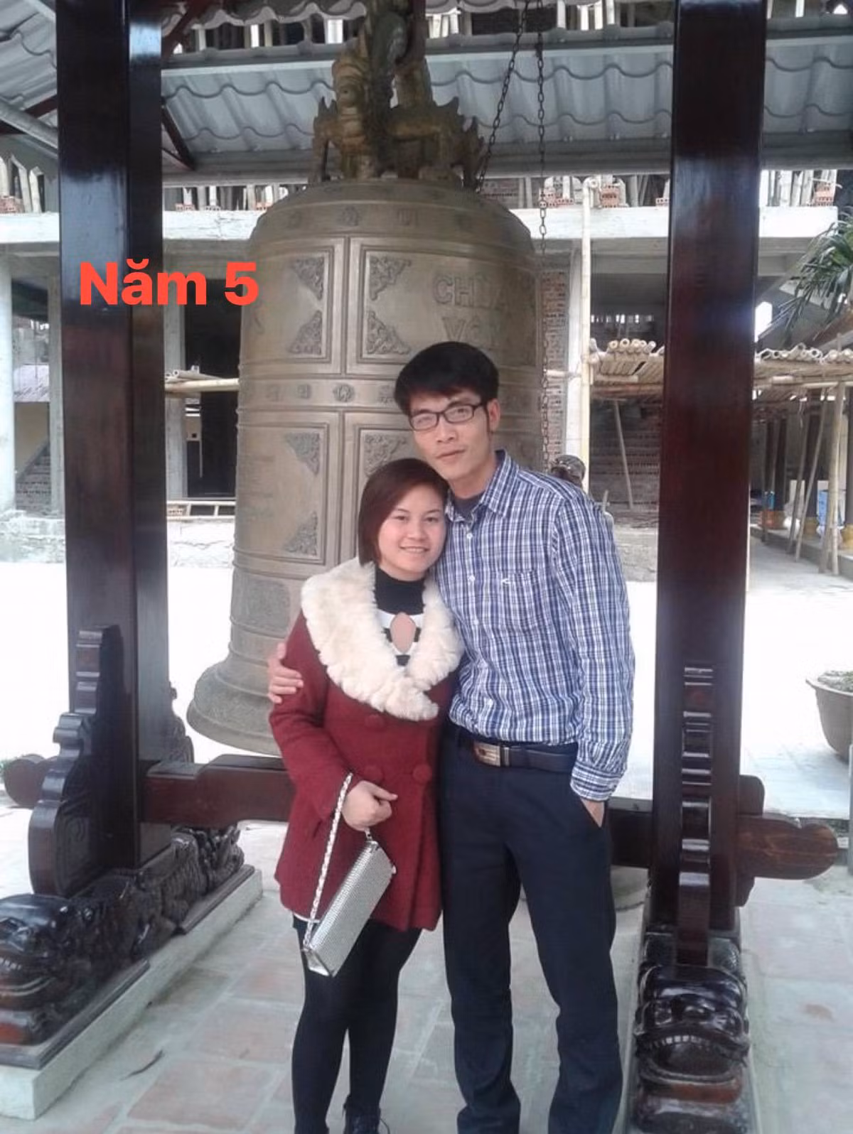 Để có đủ kinh phí chăm sóc cho vợ ốm đau, chồng từ 1 người giảng viên dạy kế toán chuyển qua làm kế toán nhân viên văn phòng,dần dần được bổ nhiệm lên phó phòng, trưởng phòng, trợ lý tổng giám đốc. Đến 2019 anh chồng được bổ nhiệm lên vị trí phó giám đốc điều hành của một công ty trách nhiệm hữu hạn thương mại.