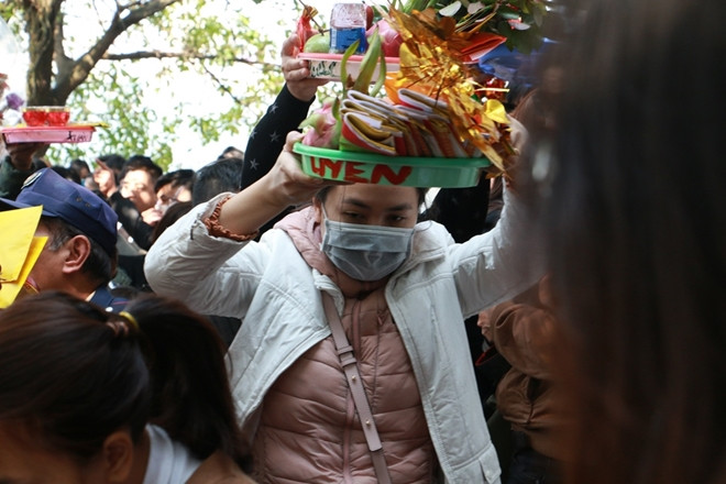 "Mọi người nên đeo khẩu trang mọi nơi mọi lúc nhé. Với lại theo mình việc lễ bái quan trọng ở cái tâm, nếu có thời gian thì để bao giờ bớt đông thì đi, vừa không phải chen lấn lại ít có nguy cơ lây lan dịch bệnh hơn" - Facebooker có tên T.L.M bình luận.