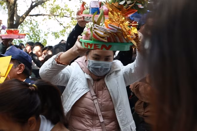 "Mọi người nên đeo khẩu trang mọi nơi mọi lúc nhé. Với lại theo mình việc lễ bái quan trọng ở cái tâm, nếu có thời gian thì để bao giờ bớt đông thì đi, vừa không phải chen lấn lại ít có nguy cơ lây lan dịch bệnh hơn" - Facebooker có tên T.L.M bình luận.