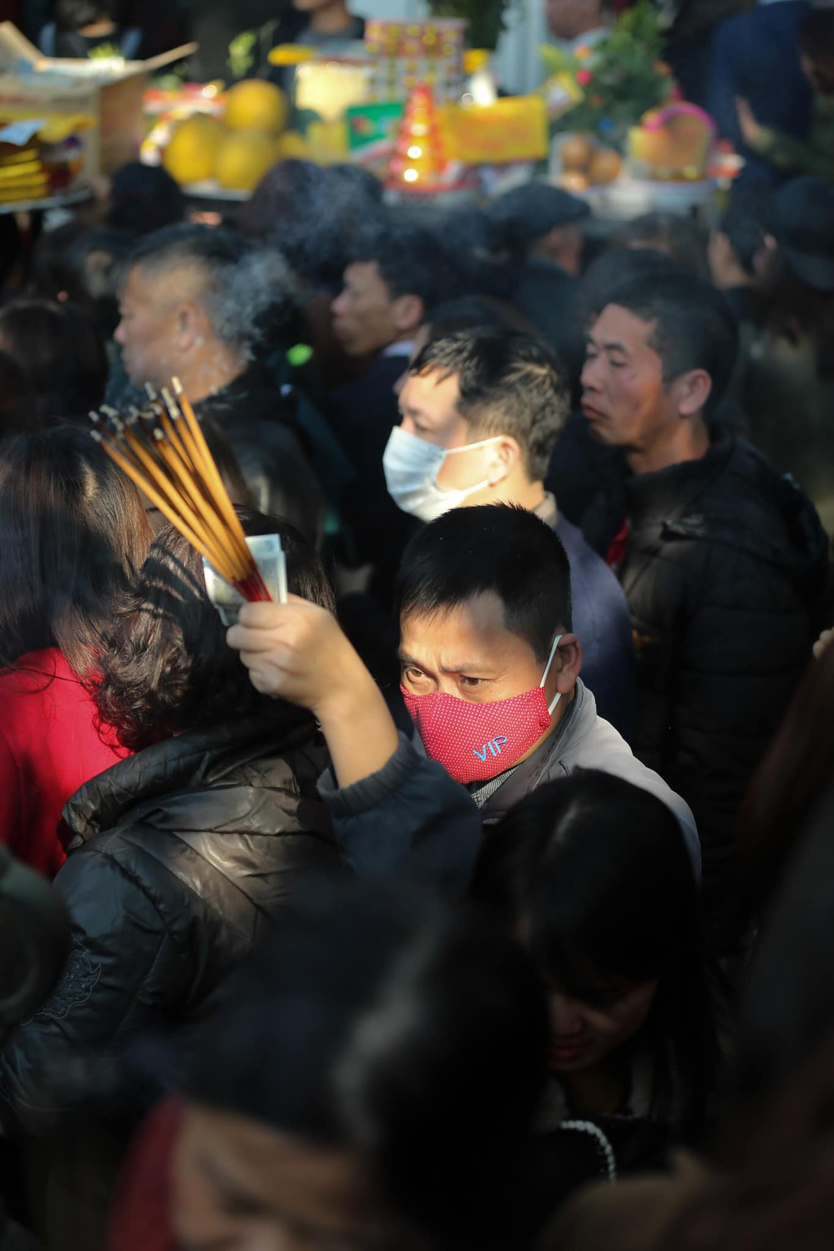 Tháng Giêng là tháng của mùa lễ hội, người dân đua nhau tới chùa, đền,...để dâng hương, cầu bình an cho một năm mới suôn sẻ. Thế nhưng năm nay, khi đại dịch corona bùng phát và tình hình đang dần trở nên nghiêm trọng thì nhiều người lại tham gia cúng lễ theo một phong cách hoàn toàn mới.