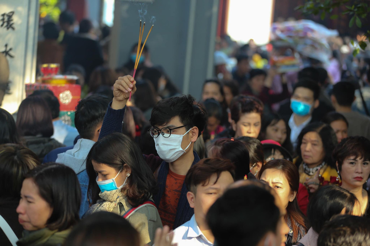 Đám đông đeo khẩu trang chen chúc lễ bái tại Phủ Tây Hồ, Hà Nội. Nhiều người cho rằng mặc dù dịch không đùa được đâu nhưng nhìn những hình ảnh này vẫn thấy khá thú vị.
