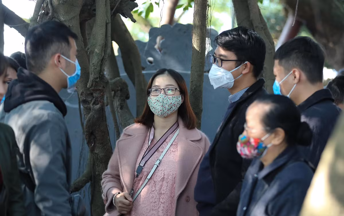 Lo sợ dính virus corona, ai cũng tự trang bị khẩu trang khi đến nơi đông người.