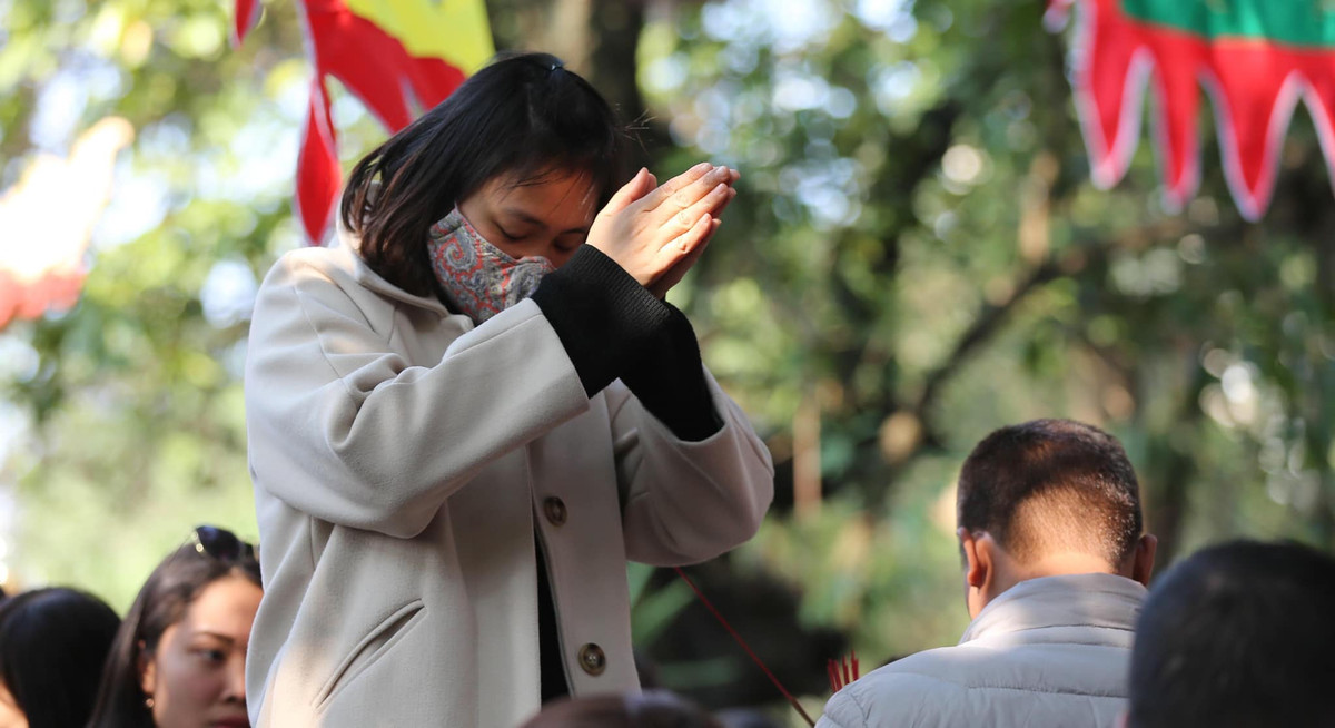 Thông thường khi vào chùa, người đi lễ phải bỏ mũ, khẩu trang để thành tâm khấn vái. Thế những giữa tình hình dịch bệnh bùng phát thì phải bảo vệ sức khoẻ cho bản thân đầu tiên.