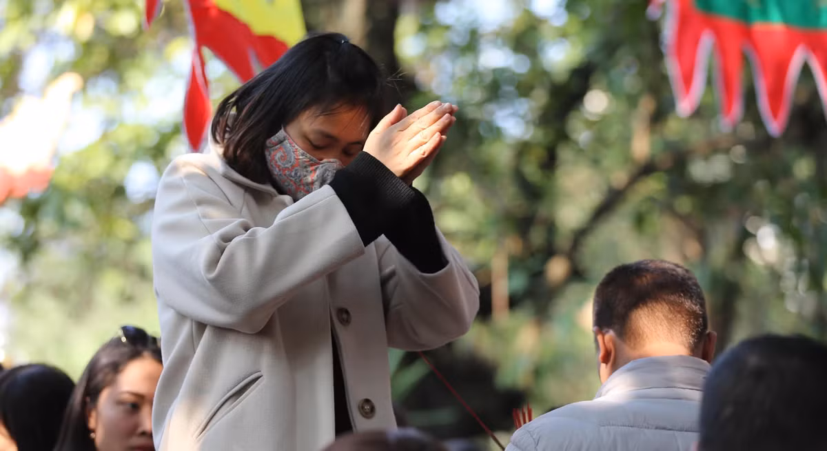 Thông thường khi vào chùa, người đi lễ phải bỏ mũ, khẩu trang để thành tâm khấn vái. Thế những giữa tình hình dịch bệnh bùng phát thì phải bảo vệ sức khoẻ cho bản thân đầu tiên.