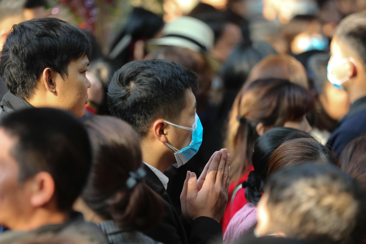 Nhiều người thậm chí còn đeo 2 cái khẩu trang cho cẩn thận.