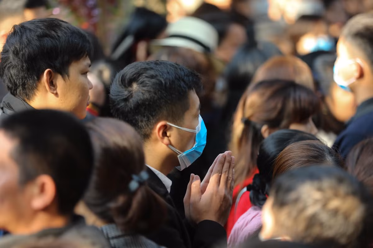 Nhiều người thậm chí còn đeo 2 cái khẩu trang cho cẩn thận.