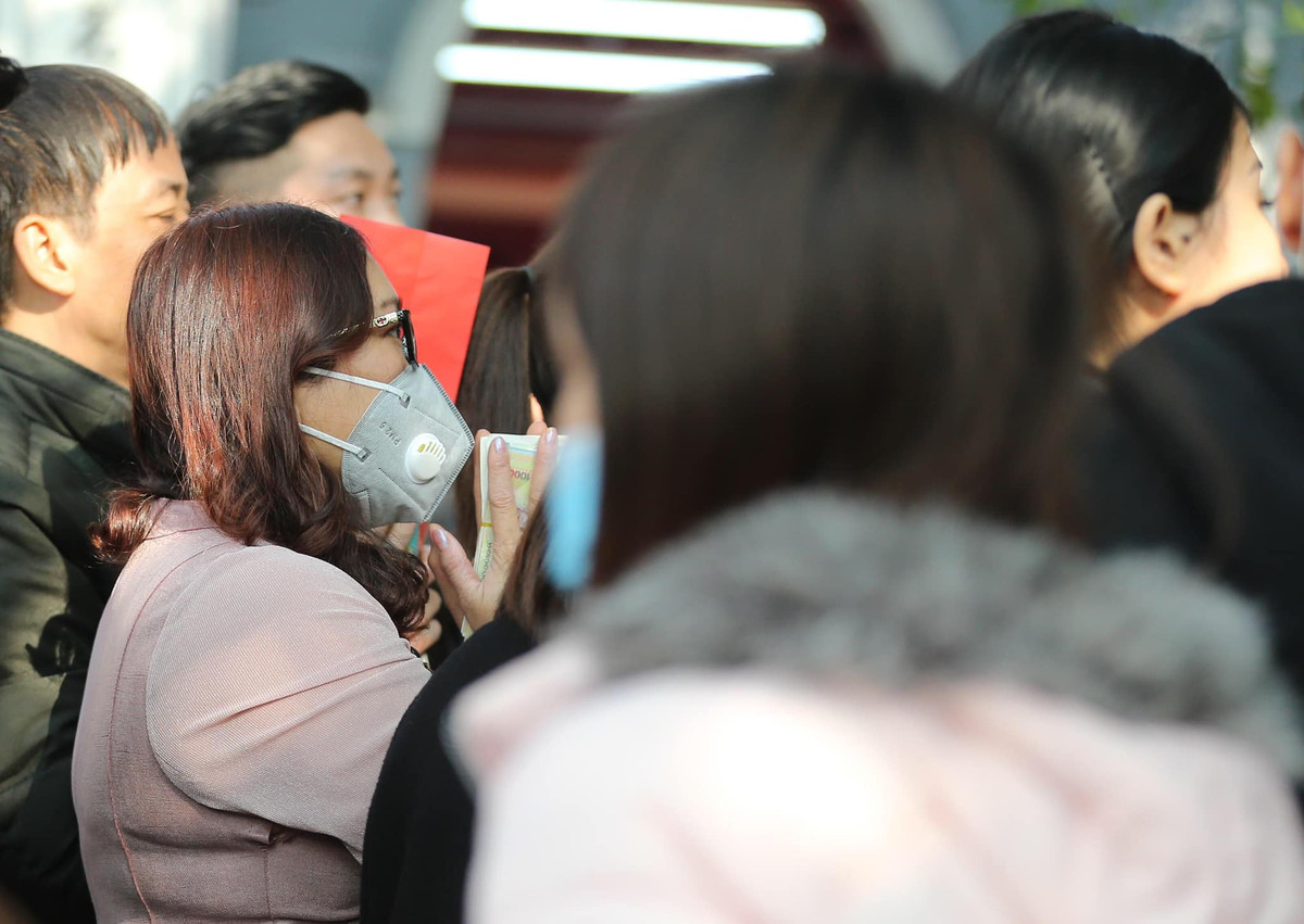 Người người đeo khẩu trang lầm rầm khấn vái trong chùa, đền,....