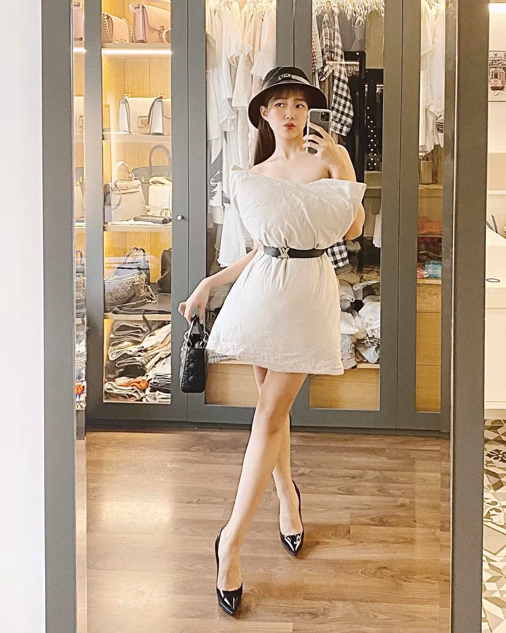 Cô nàng Kiều Trinh Xíu, "nàng thơ" của Sơn Tùng trong bộ phim Âm bản cũng không ngoại lệ. Người đẹp đội nón Gucci, thắt lưng LV 15 triệu và túi xách Lady Dior gần 100 triệu đồng. (Ảnh: Instagram nhân vật)