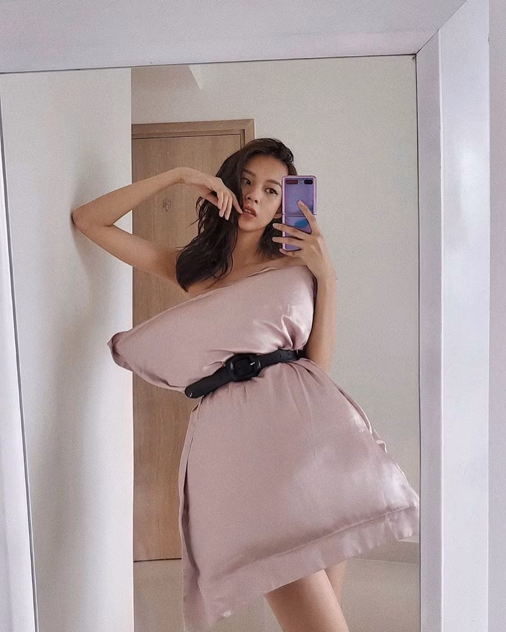 Phí Phương Anh dùng mẫu gối tím hồng, tương đồng với màu điện thoại người đẹp sử dụng. (Ảnh: Instagram nhân vật)