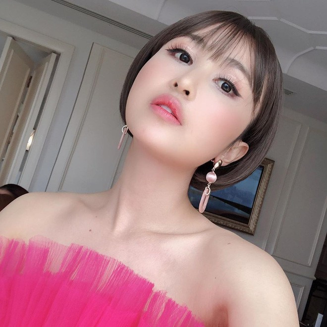 Cùng với những tấm ảnh khoe tóc, Mina kèm thêm dòng caption đầy ẩn ý bằng tiếng Anh, tạm dịch: "Đôi khi cái bạn muốn không phải thứ bạn có. Nhưng thứ bạn có vào phút cuối lại tuyệt hơn cái bạn từng muốn".