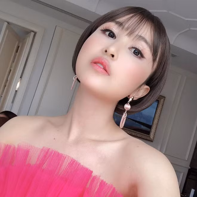 Cùng với những tấm ảnh khoe tóc, Mina kèm thêm dòng caption đầy ẩn ý bằng tiếng Anh, tạm dịch: "Đôi khi cái bạn muốn không phải thứ bạn có. Nhưng thứ bạn có vào phút cuối lại tuyệt hơn cái bạn từng muốn".