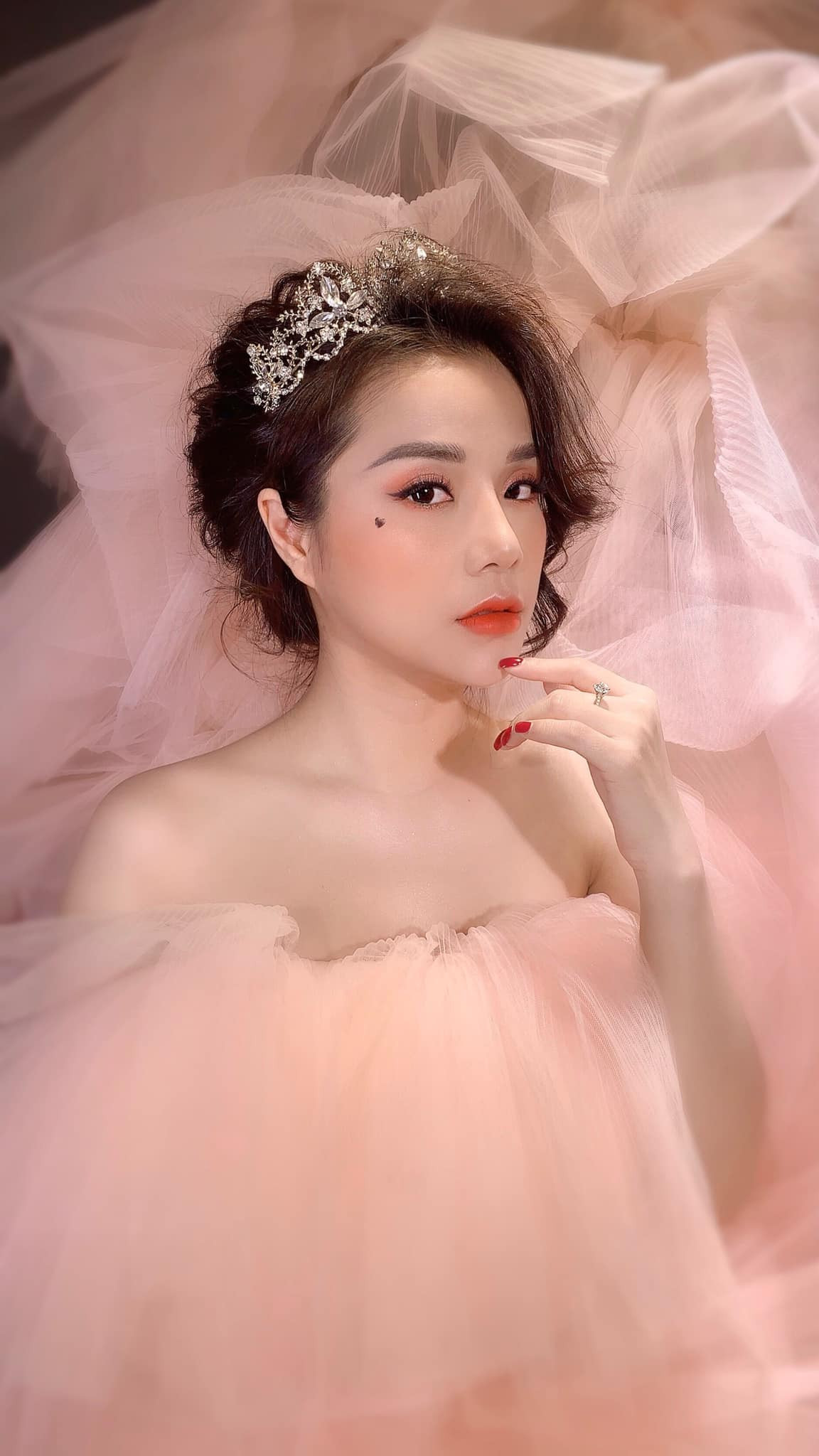 Bộ ảnh được Thương Võ thực hiện trong studio, không quá đầu tư về bối cảnh, làm nổi bật nhan sắc xinh như mộng của cô nàng. Chỉ sau ít giờ đăng tải, những bức ảnh trên nhận được lượng tương tác cực lớn từ phía người hâm mộ.