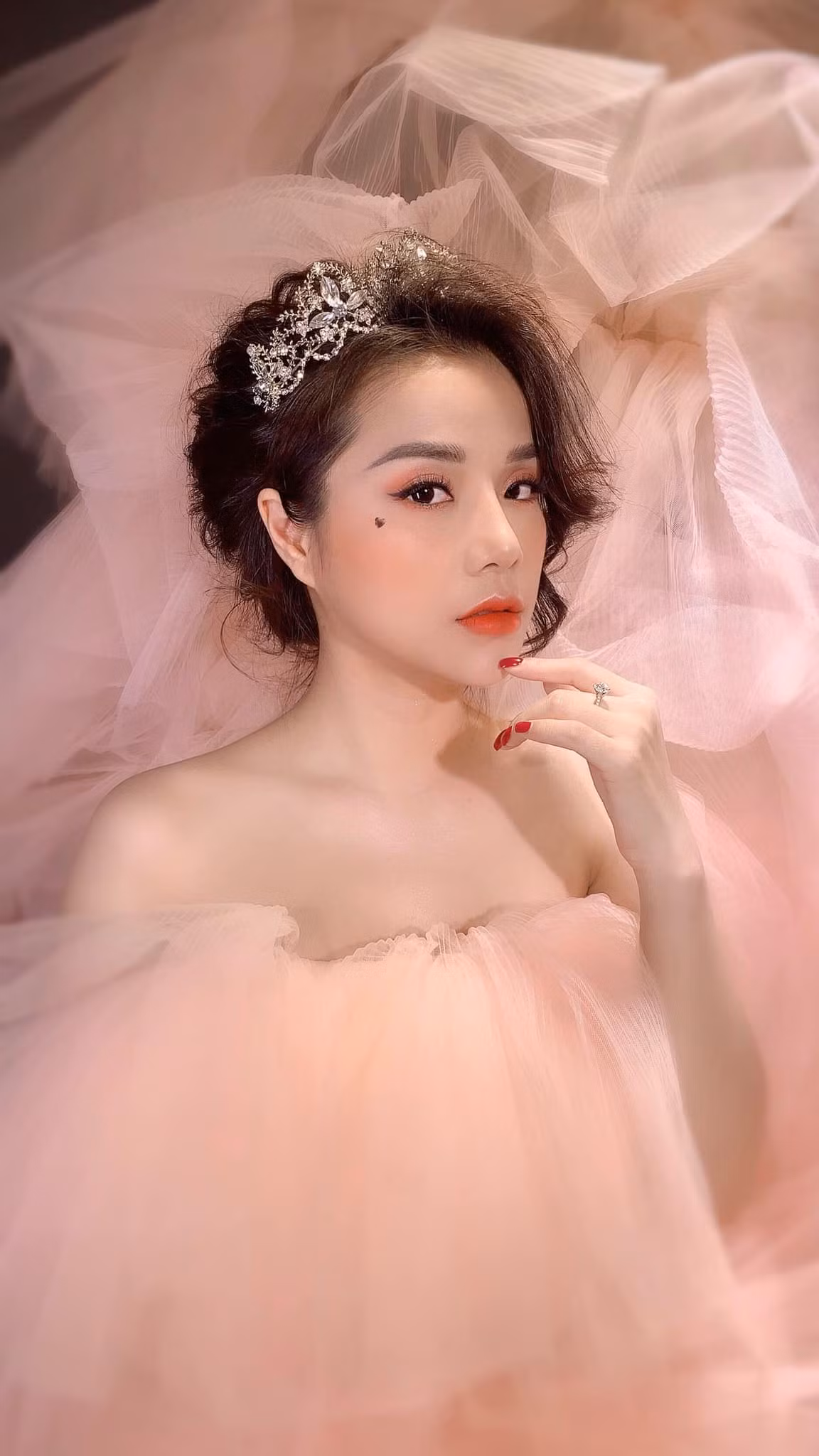 Bộ ảnh được Thương Võ thực hiện trong studio, không quá đầu tư về bối cảnh, làm nổi bật nhan sắc xinh như mộng của cô nàng. Chỉ sau ít giờ đăng tải, những bức ảnh trên nhận được lượng tương tác cực lớn từ phía người hâm mộ.