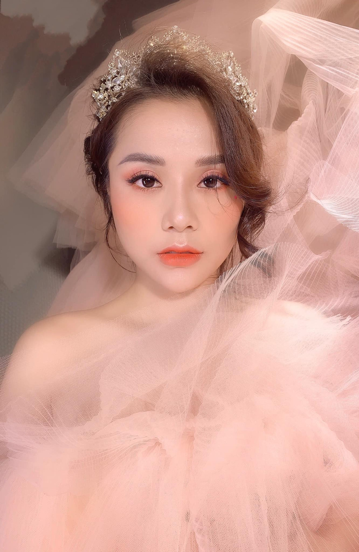 Trước đó, tình cũ Đặng Văn Lâm từng đăng tải một bộ ảnh khác trong bộ váy cưới màu hồng. Cô nàng trang điểm cầu kỳ, đội vương miện trông không khác gì một nàng công chúa.